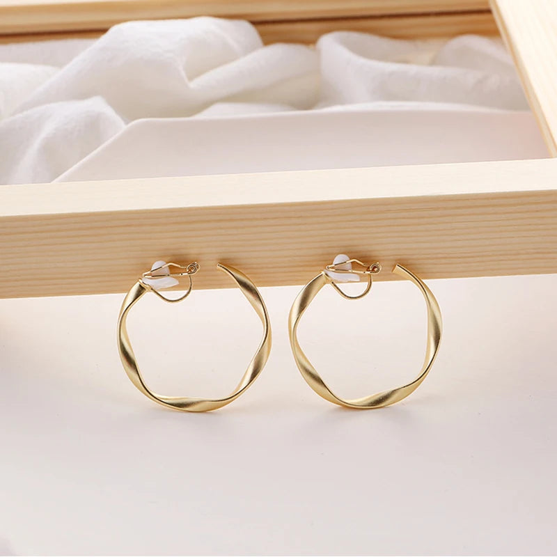 Fashion Interweave Twist Circle Geometric Round Hoop Clip on Earrings for Women Accessories Retro No Pierced Earrings Jewelry